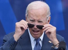 Biden è ancora una volta confuso nel tentativo di uscire dalla scena dopo il discorso