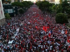 Manifestanti albanesi si radunano contro il resort sostenuto da Kushner in un’area protetta