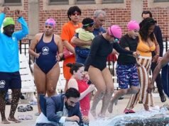 Il sindaco di New York Mamdani si tuffa completamente vestito in una piscina pubblica