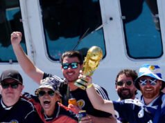 Il poliziotto di Boston stupisce i tifosi scozzesi della Coppa del Mondo che indossano il kilt con uno spettacolo virale di giocoleria con palloni da calcio