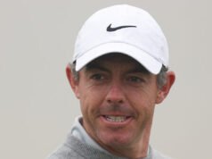 Il grande golfista Rory McIlroy prende in giro la pancia grassa di Heckler agli US Open