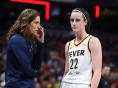 GUARDA: L’allenatore della febbre fa esplodere gli arbitri della WNBA dopo che Caitlin Clark ha ricevuto un pugno sul collo, nessun fallo fischiato