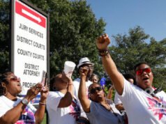 Proteste al processo Karmelo Anthony scoppiano davanti al tribunale del Texas, i sostenitori cantano “L’autodifesa non è un crimine”