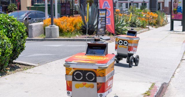 Delivery-Robots-in-Hollywood-640x335.jpg