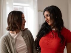 Guardalo in streaming o saltalo: “Non adatto al lavoro” su Hulu, una commedia creata da Mindy Kaling su cinque ventenni che a New York cercano di capire le cose