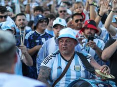 Tifosi argentini e algerini si scontrano a Times Square prima della partita della Coppa del Mondo