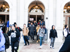Insegnante lesbica del Colorado licenziata dopo aver presumibilmente fatto pressioni su studenti dello stesso sesso affinché si baciassero durante scenette in classe