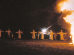 Il Southern Poverty Law Center ha rimborsato i membri del Ku Klux Klan per roghi incrociati e manifestazioni di reclutamento