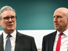 Starmer rifiuta di dimettersi dall’incarico dopo che il ministro della Difesa ha abbandonato la nave
