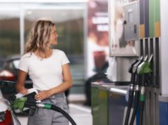 La benzina scende sotto i 4 dollari al gallone