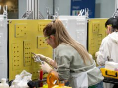 Gli ordini di beni strumentali principali aumentano sulla domanda di macchinari e computer