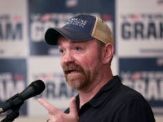 Il podcaster si infuria contro la “campagna diffamatoria” dei liberali contro Graham Platner: “Sei un fottuto traditore”
