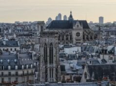 I pittoreschi tetti di Parigi diventano come forni in mezzo a un’ondata di caldo