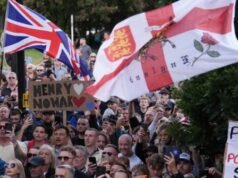 I britannici protestano davanti alla stazione di polizia chiedendo giustizia per Henry Nowak