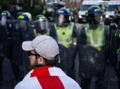 La polizia britannica accusa altri sei di disordini violenti durante la protesta di Henry Nowak