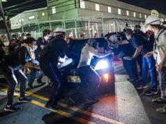 I video mostrano scontri violenti e arresti durante la protesta dell’ICE a Delaney Hall