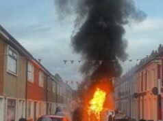 Veicoli e case dati alle fiamme dopo il sospetto accoltellamento di un migrante