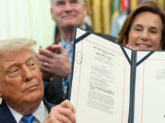 Trump firma un disegno di legge per finanziare il DHS fino alla fine del mandato