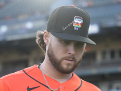 FOTO – Un giocatore dei SF Giants contrasta il messaggio LGBT della “Pride Night” con un versetto biblico sul berretto: “Si tratta del patto di Dio”