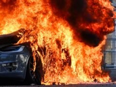 Tesla bruciata mentre migliaia protestavano contro il G7 dopo il traguardo di Musk