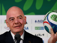 Il boss della FIFA Gianni Infantino conforta la squadra iraniana dopo la sfida della Coppa del Mondo contro la Nuova Zelanda