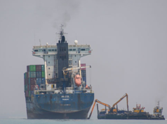 L’ONU sospende il passaggio dello Stretto di Hormuz dopo che l’Iran ha attaccato una nave mercantile