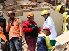 Venezuelani che usano i telefoni come torce elettriche, l’app di spionaggio Maduro per trovare le vittime scomparse del terremoto