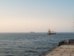 L’esercito britannico afferma che una nave mercantile è stata colpita mentre attraversava lo stretto di Hormuz