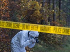 Funzionari: un uomo uccide la fidanzata, muore di infarto mentre si sbarazza del suo corpo nei boschi dell’Alabama