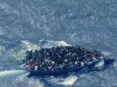240 migranti salvati da un’imbarcazione sovraffollata che affondava nell’Oceano Atlantico