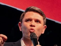 James Talarico, di sinistra, ha rimosso i riferimenti dal sito web a “Trans Kids”