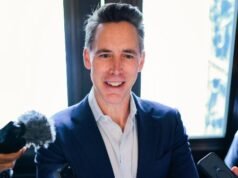 Josh Hawley avverte che l’intelligenza artificiale è una minaccia esistenziale che rischia di trasformare gli esseri umani in “materia prima”