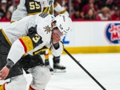 Brayden McNabb dei Golden Knights prende il disco in faccia durante le finali della Stanley Cup