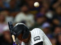 Tyler Freeman delle Montagne Rocciose prende una palla veloce a 98 MPH alla testa