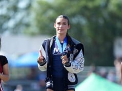 La madre dell’atleta trans sostiene che suo figlio è stato reso “invisibile” dopo essere stato costretto a condividere il palco della premiazione con delle donne