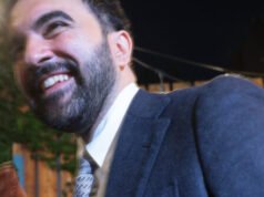 Il sindaco di New York festeggia il congelamento degli affitti con una torta