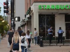 VIDEO: Ecco l’incidente che ha portato al licenziamento dei baristi di Starbucks a St. Louis per aver fermato potenziali ladri in “situazione di vita o di morte”