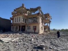 Le famiglie afghane piangono i propri cari mentre aumentano le tensioni al confine con il Pakistan