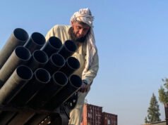 La campagna di bombardamenti del Pakistan in Afghanistan uccide dozzine
