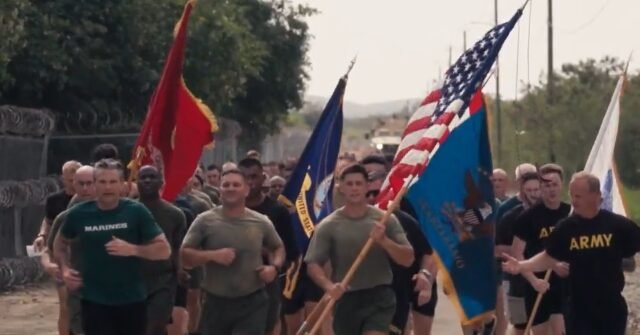 Pete Hegseth si allena con le truppe di Guantánamo: Trump “ti copre le spalle” Pete Hegseth si allena con le truppe di Guantánamo: Trump “ti copre le spalle”