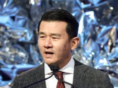 I laureati di Harvard hanno esultato dopo la star del “Daily Show” Ronny Chieng che dice “F**k AI”