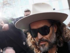 I cristiani che vivono nella ricca comunità della Florida diffidano del loro nuovo vicino Russell Brand