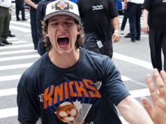 Tyler Kolek dei Knicks prende in giro il governatore di New York Kathy Hochul con una maglietta fantasiosa