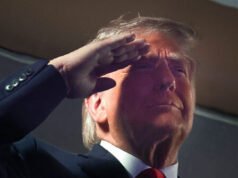 Trump saluta e sorride durante l’inno nazionale prima della partita 3 delle finali NBA