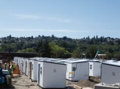 Il sindaco di Seattle inaugura piccole case per i senzatetto, afferma che la sobrietà non è richiesta