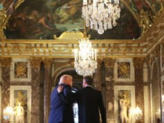 Trump firma personalmente l’accordo con l’Iran a Versailles