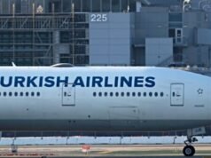 Un aereo della Turkish Airlines colpisce un palo del radar, squarciando un buco nell’aereo