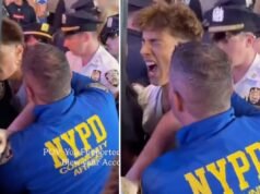 Il poliziotto della polizia di New York sembra sbattere la testa del tifoso dei Knicks contro il palo durante l’arresto alla festa del Madison Square Garden: video