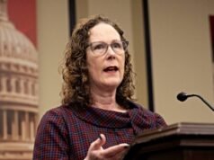 Il deputato democratico Val Hoyle critica la proposta di divieto di caccia in Oregon definendola “folle”