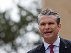 Hegseth usa il memoriale del D-Day per inveire contro l'”invasione” dell’Europa da parte dei migranti